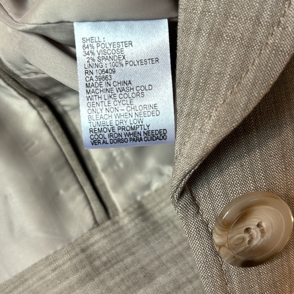 NWT Alex Marie Blazer in size 12. Washable. Wrinkle-Free in neutral color. - Picture 11 of 11
